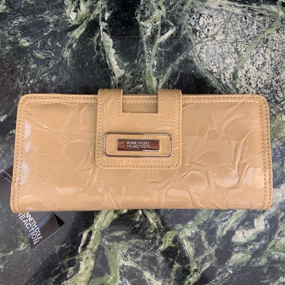 Kenneth Cole Reaction Handbags - NWT Kenneth Cole Reaction clutch/wristlet